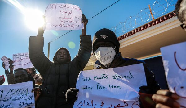 Migrant*innen aus Subsahara-Afrika protestieren  2024 vor dem Büro des Hohen Flüchtlingskommissars der Vereinten Nationen (UNHCR) in Zarzis, Tunesien. © IMAGESLIVE/Alamy Stock Photo/Medyan Dairieh